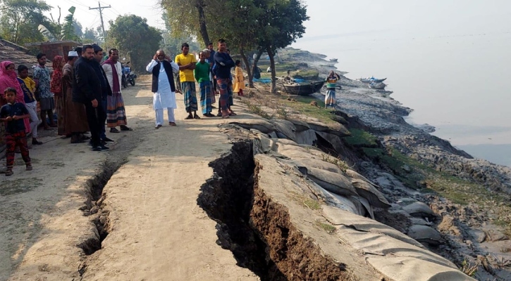 দেবহাটায় ইছামতি নদীর বেড়িবাঁধে ভাঙন, আতঙ্কে এলাকাবাসী